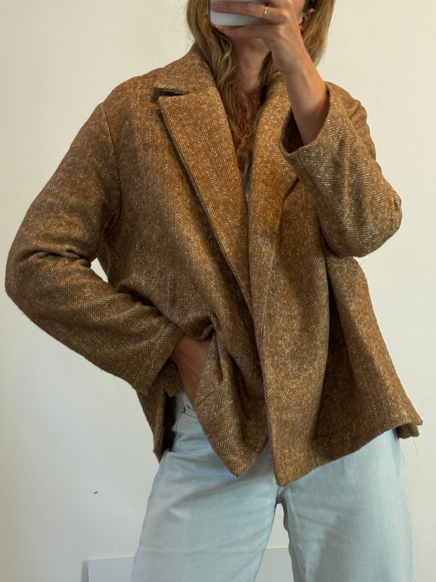 THE NEW SOCIETY. Chaqueta camel espiga lana aberturas