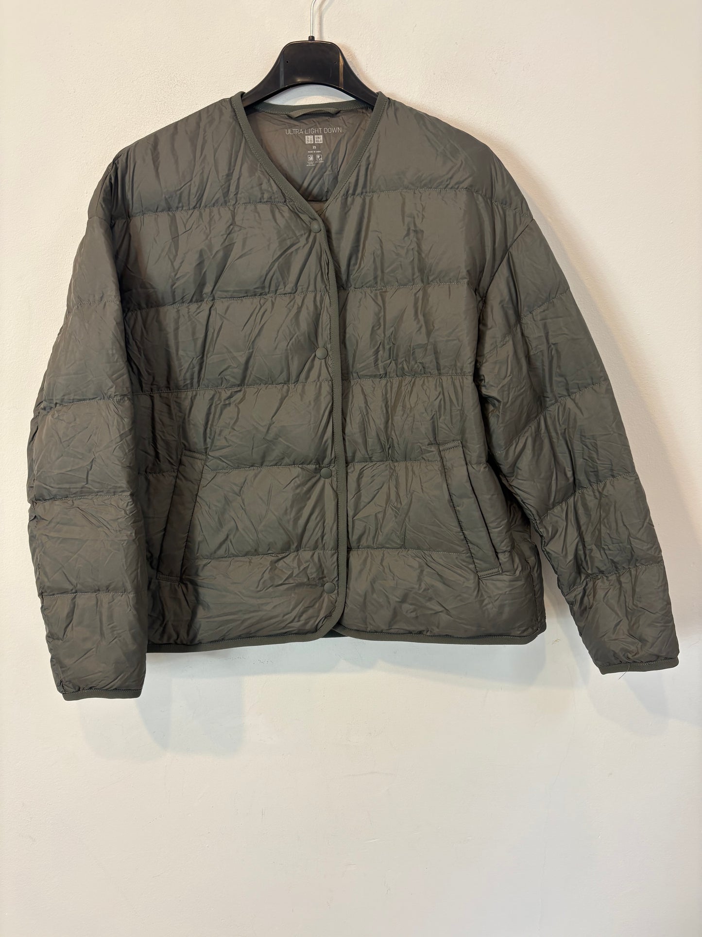 UNIQLO. Chaqueta plumas ultraligera verde