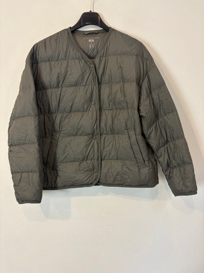 UNIQLO. Chaqueta plumas ultraligera verde