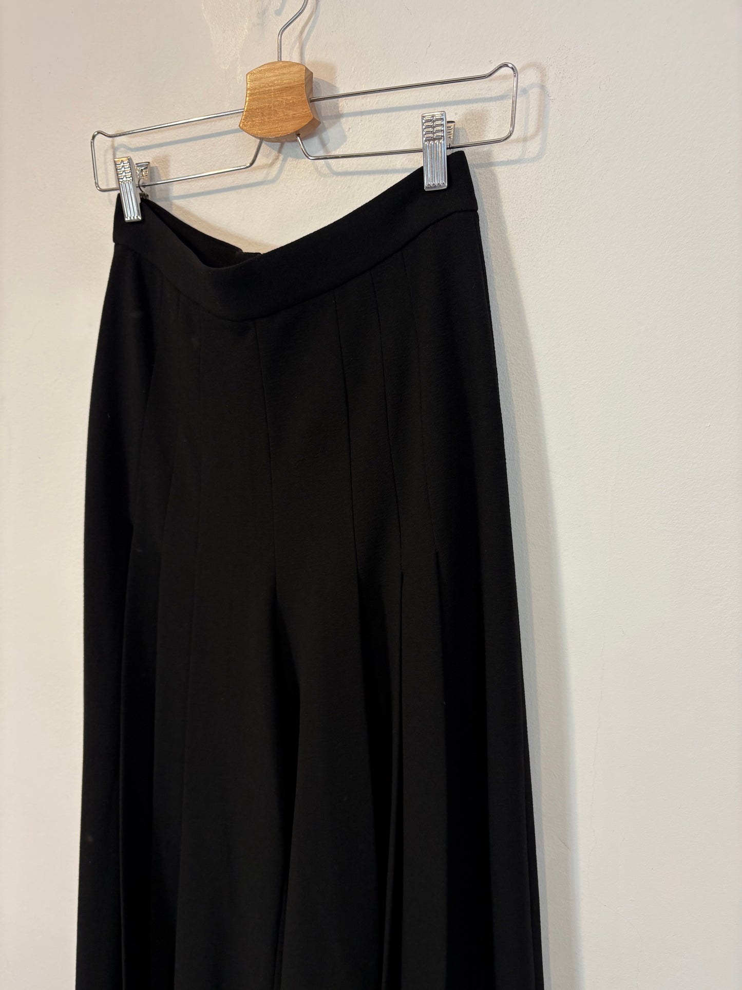 MASSIMO DUTTI. Pantalón negro fluido tablas