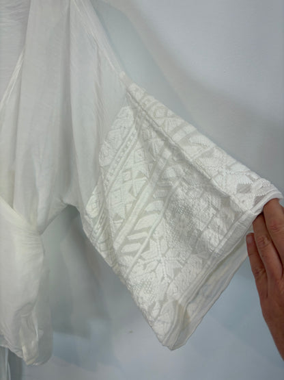 MOTEL. Blusa blanca cruzada con seda