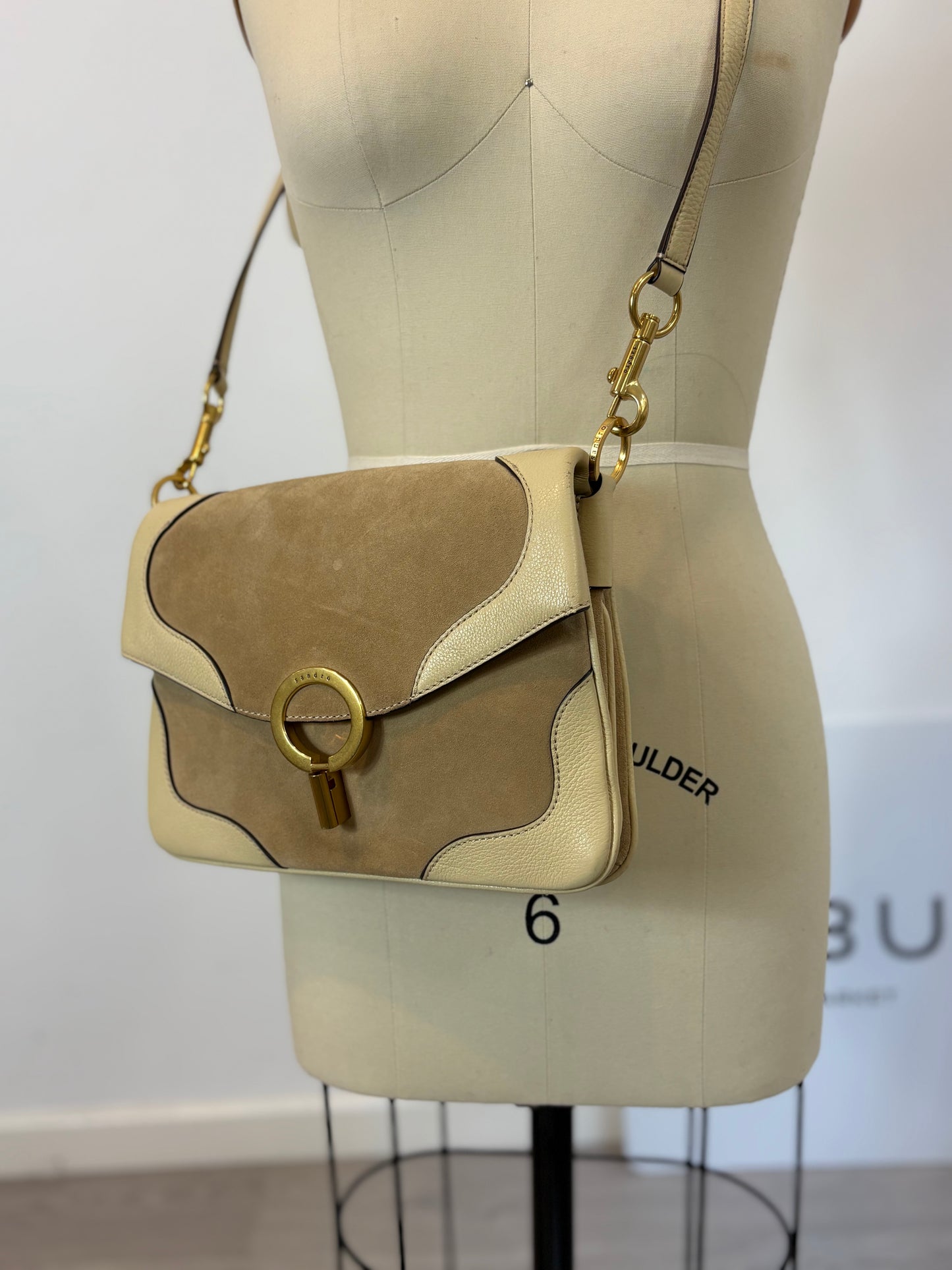 SANDRO. Bolso beige piel doble textura