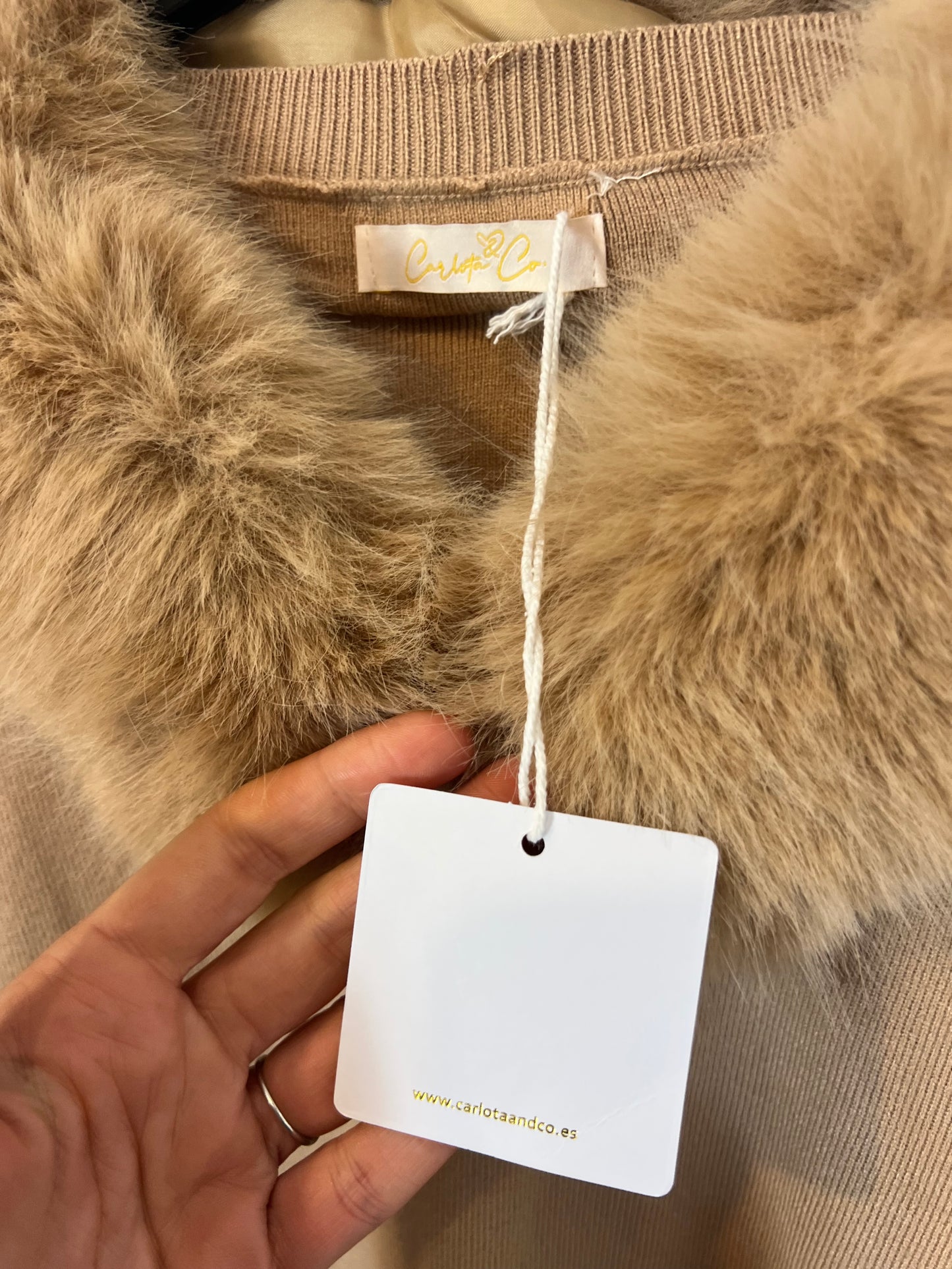 CARLOTA&CO. Jersey beige cuello pelo. T L