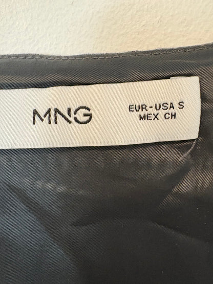 MANGO. Total look gris raya diplomática