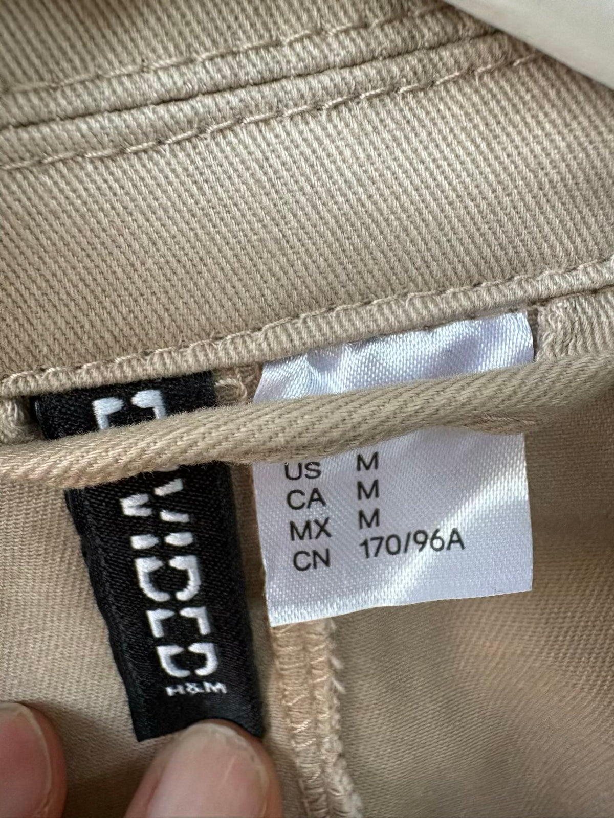 H&M. Gabardina larga beige