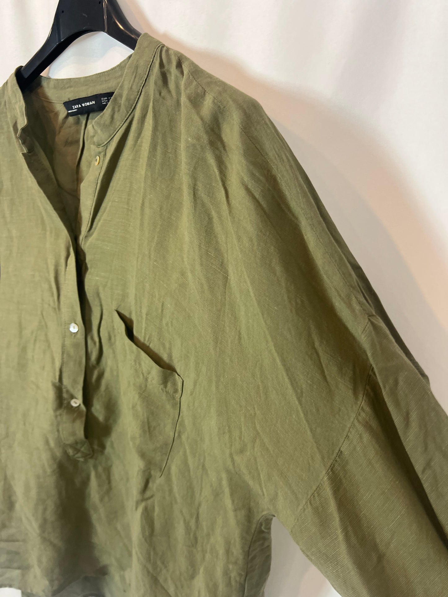 ZARA. Blusa verde con lino. T XS