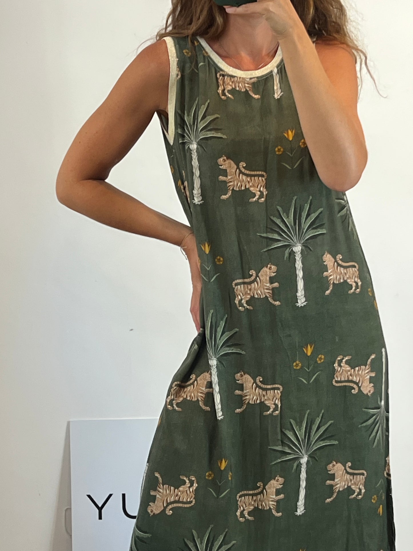OTRAS. Vestido midi verde estampado. T M