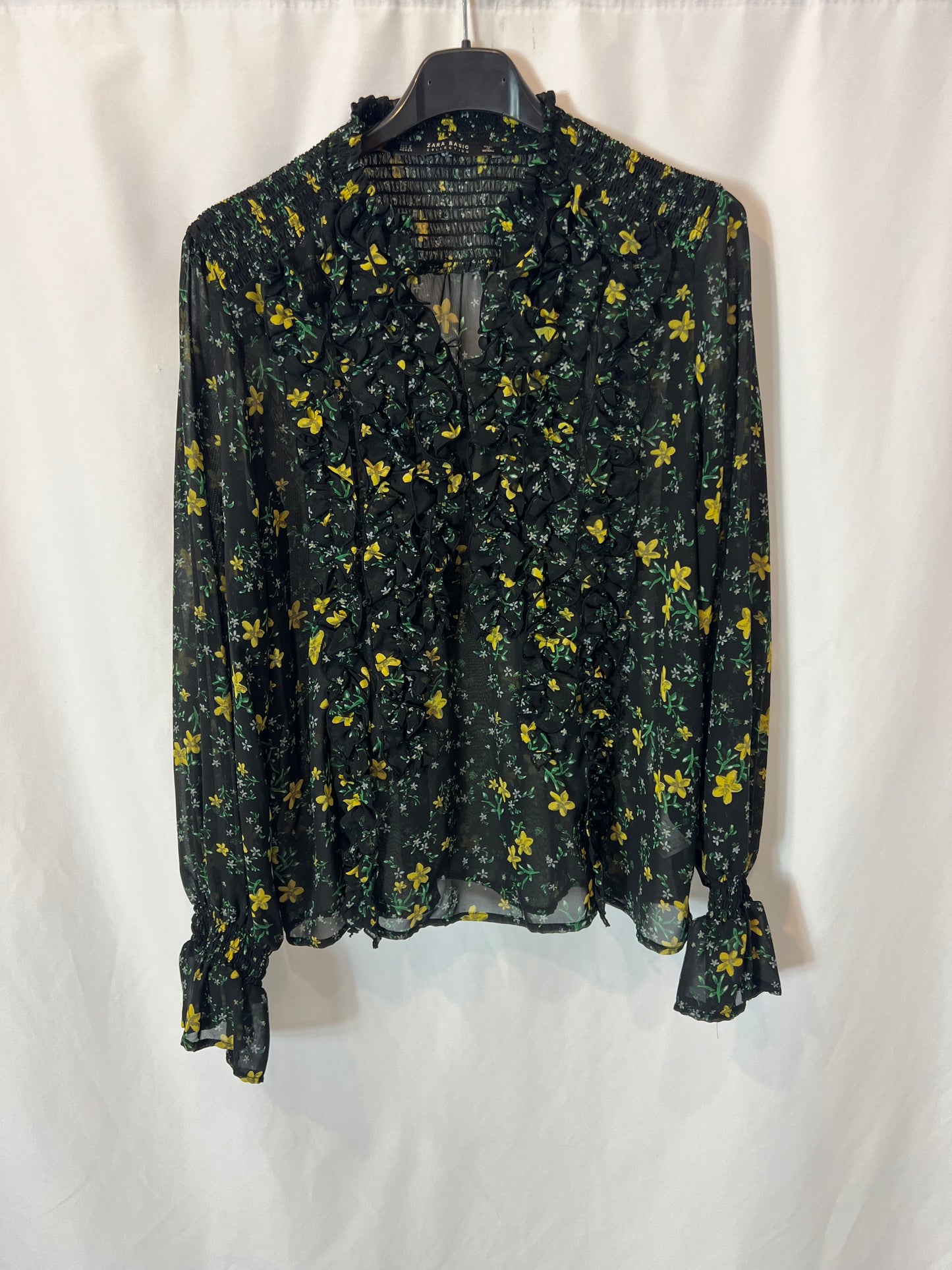 ZARA. Black floral blouse Ts