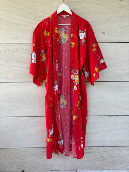 Kimono japonés rojo estampado
