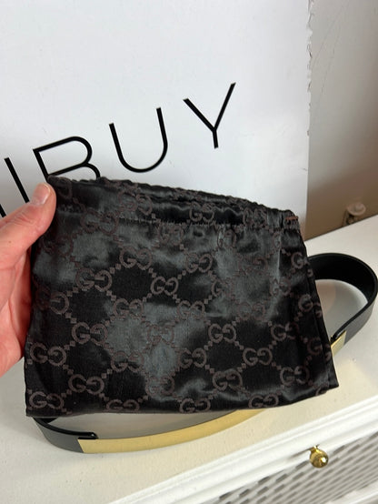 GUCCI. Cinturón piel negro hebilla dorada. T 90