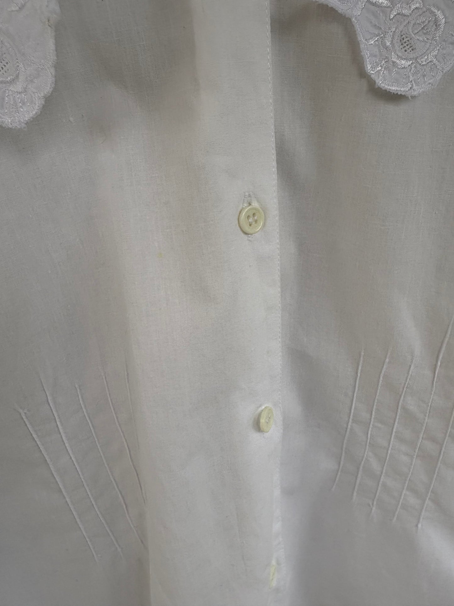 OTRAS. Blusa blanca encaje cuello