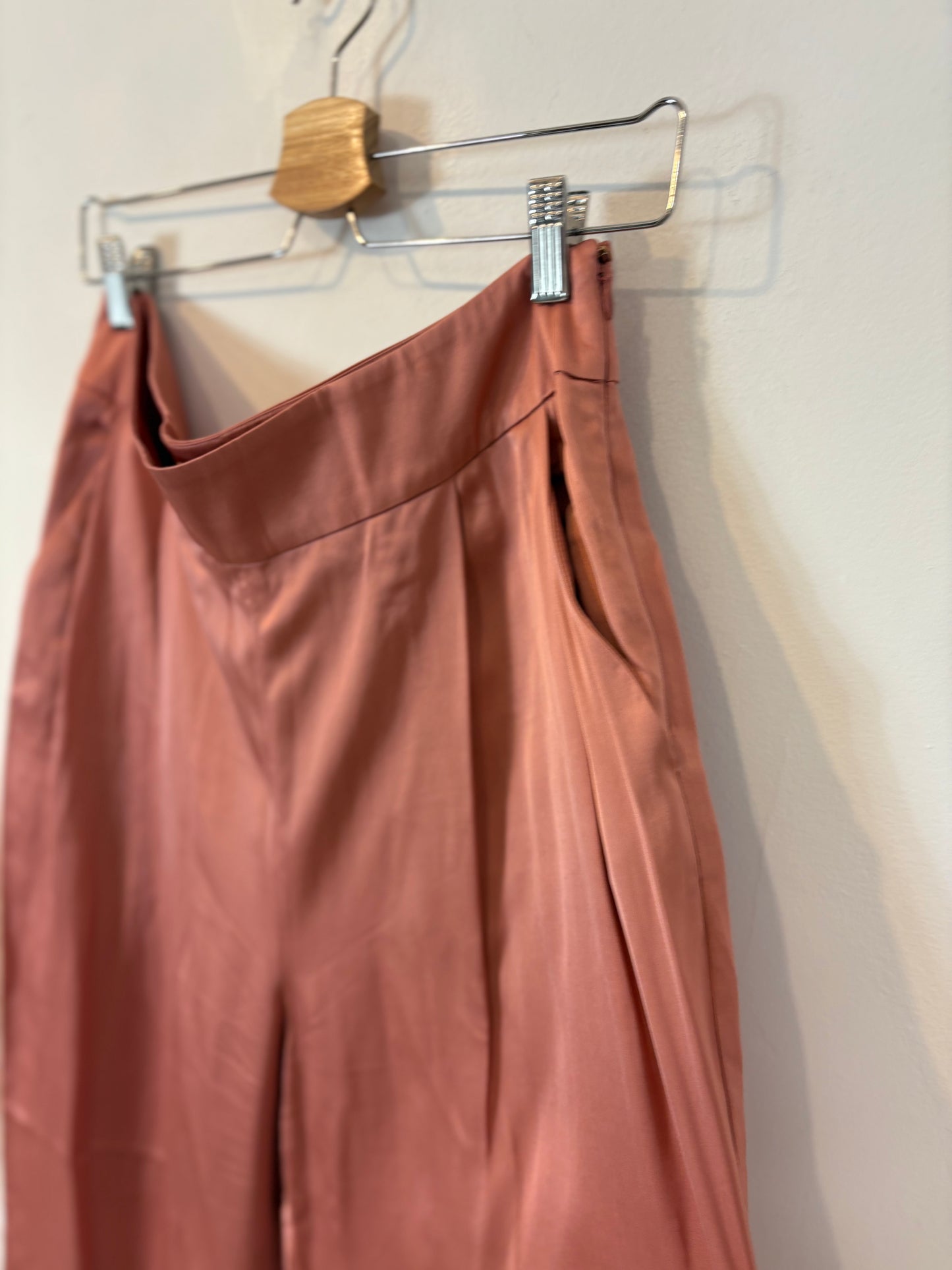 SÉZANE.Conjunto rosa satinado fluido