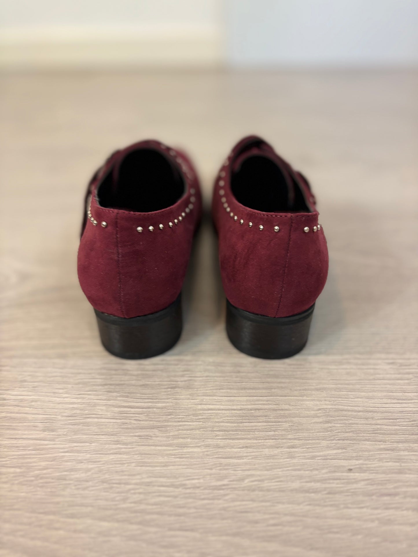 PICCOLA PIU. Zapatos burdeos tachuelas. T 40