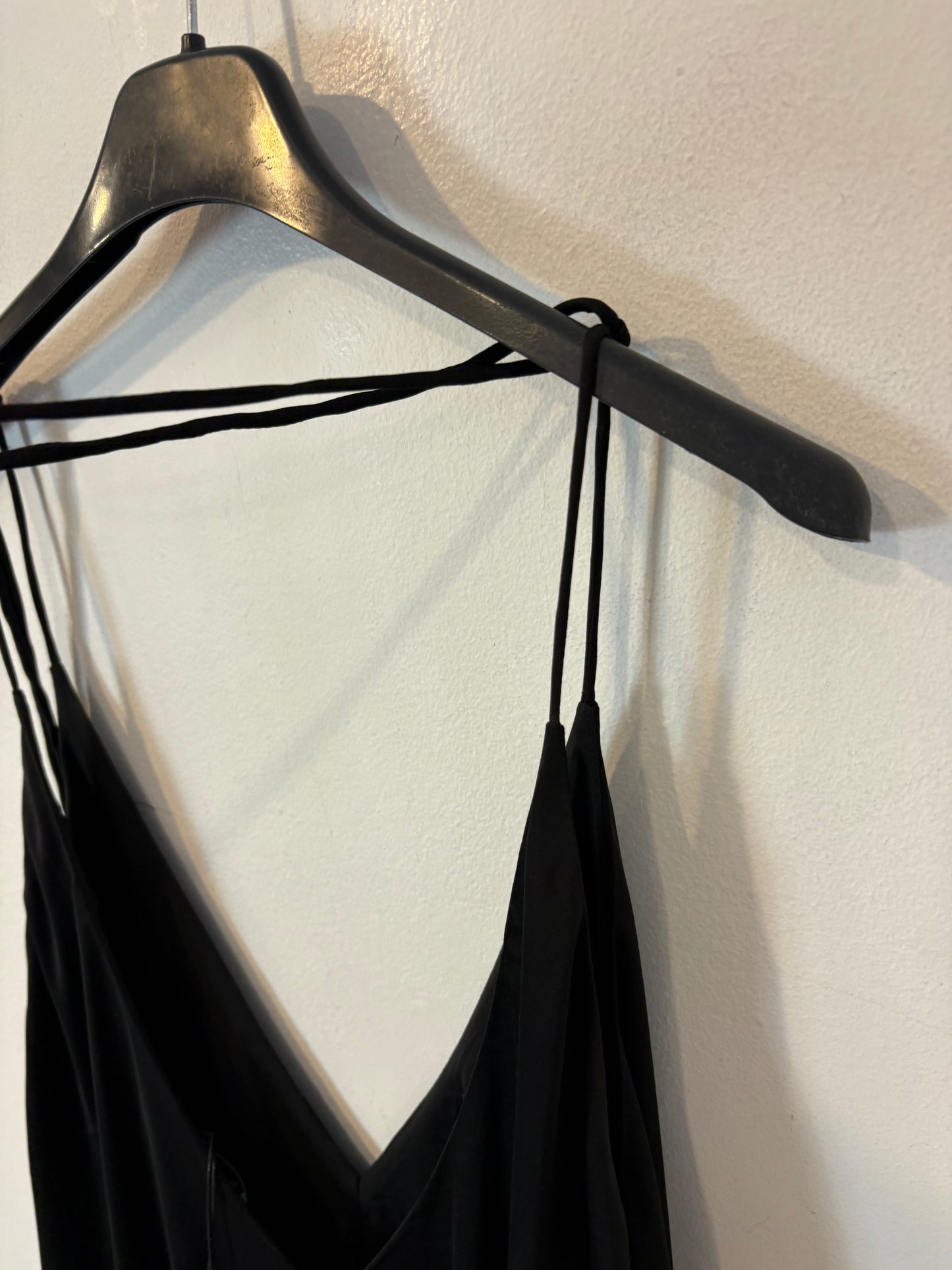 BRUNA. Vestido largo negro vuelo