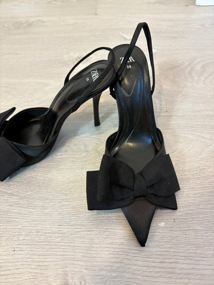 ZARA. Sandalia negra lazo. T 38