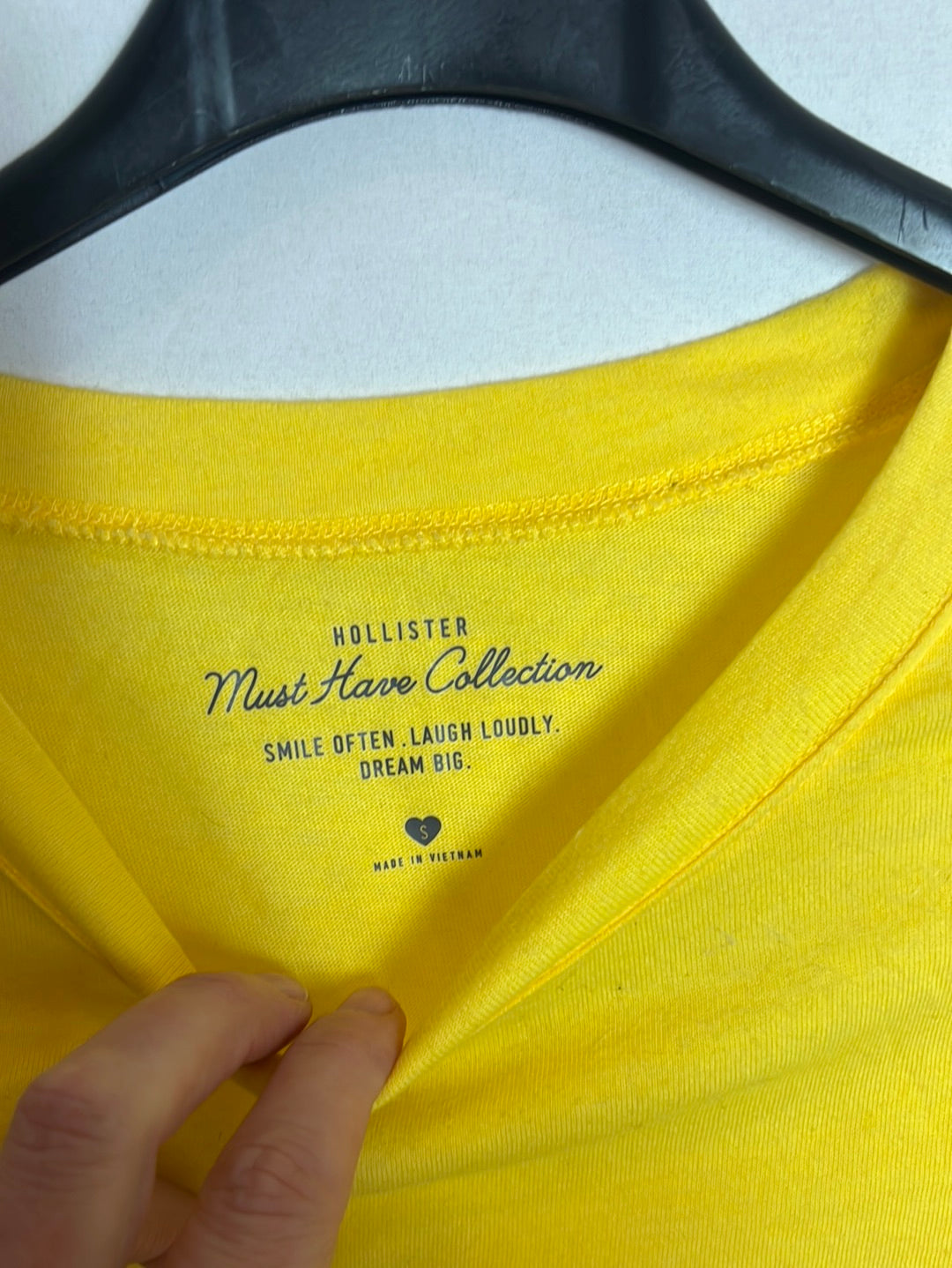 HOLLISTER. Camiseta amarilla . T S