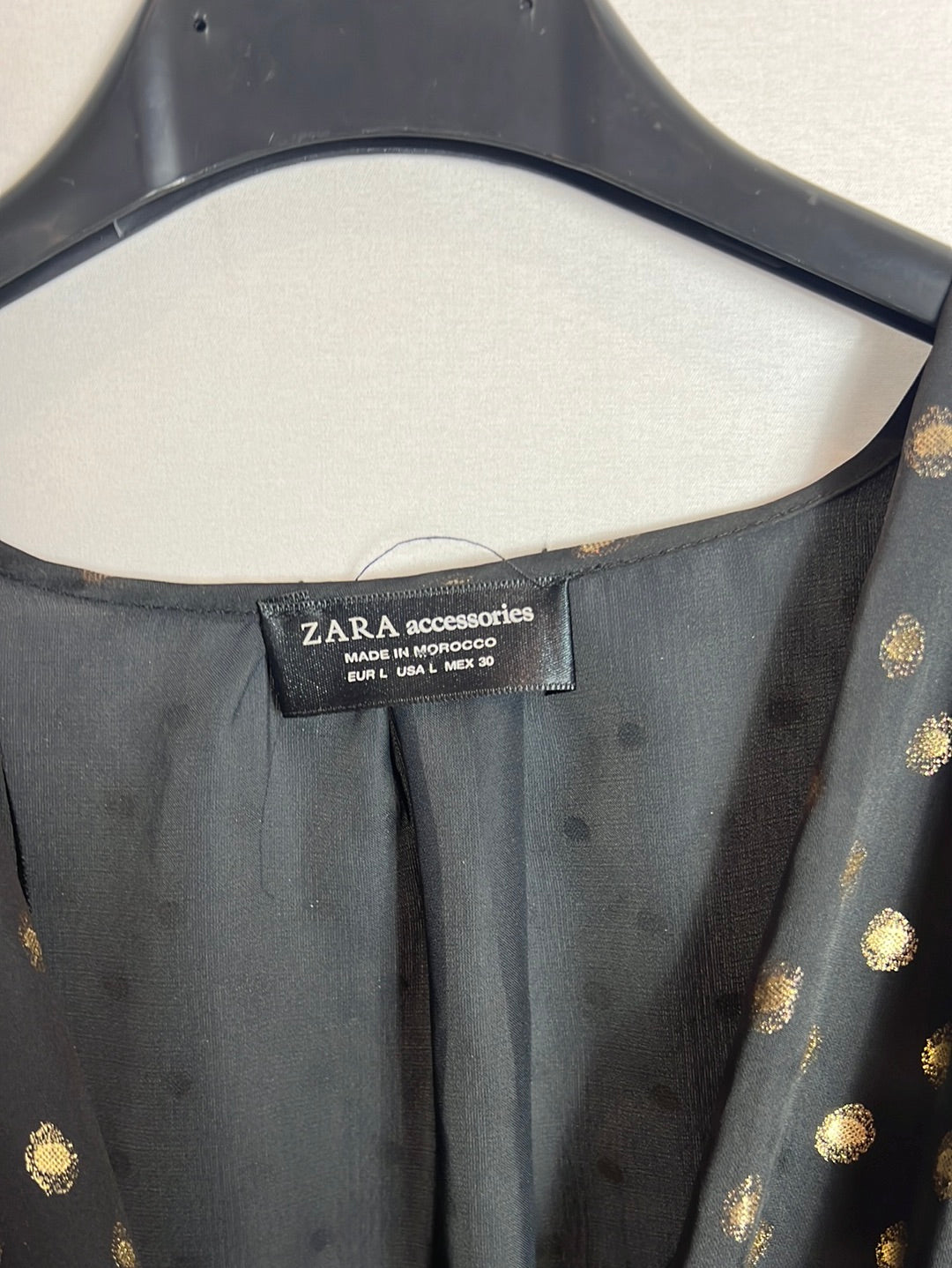 ZARA. Body fluido cruzado estampdo dorado. T L