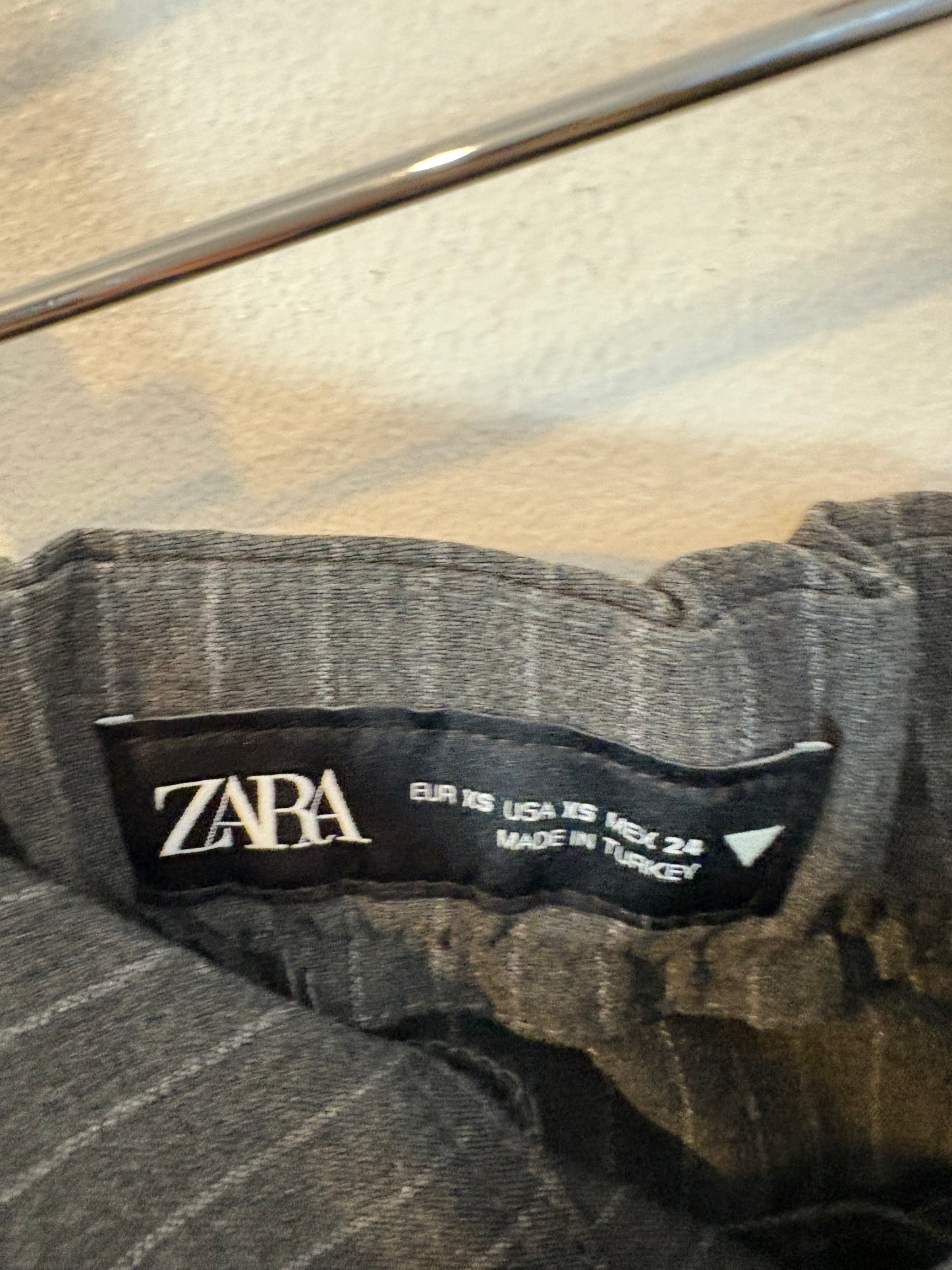 ZARA. Pantalón gris rayas y pinzas