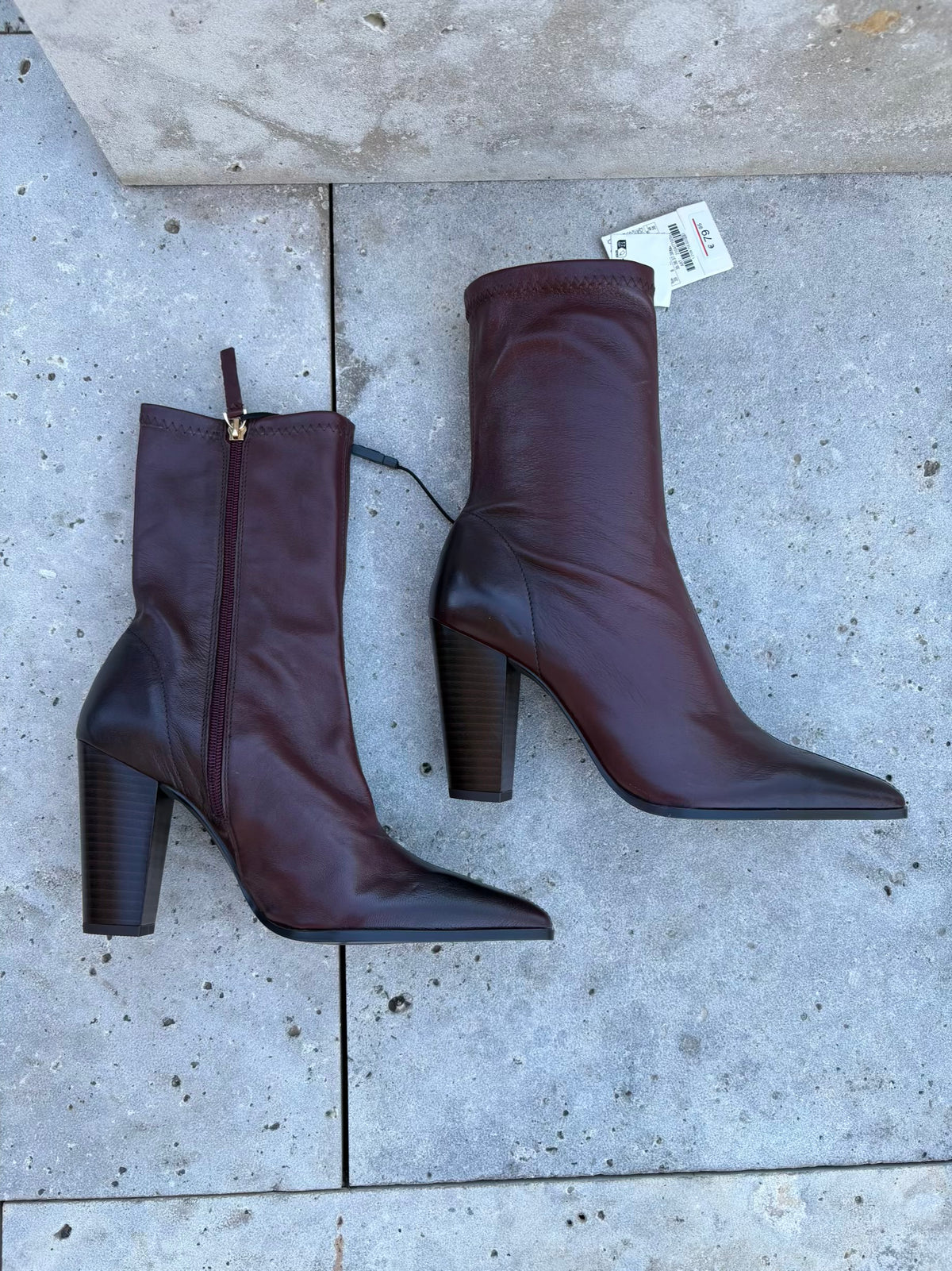 ZARA. Botones piel burdeos. T 39