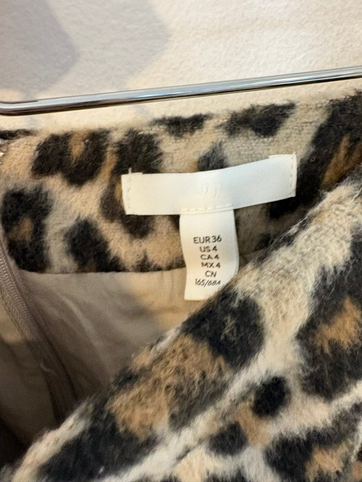 H&M. Falda mdi textura animal print