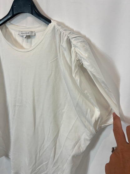 SCALPERS. White T-shirt with shoulder detail. TM