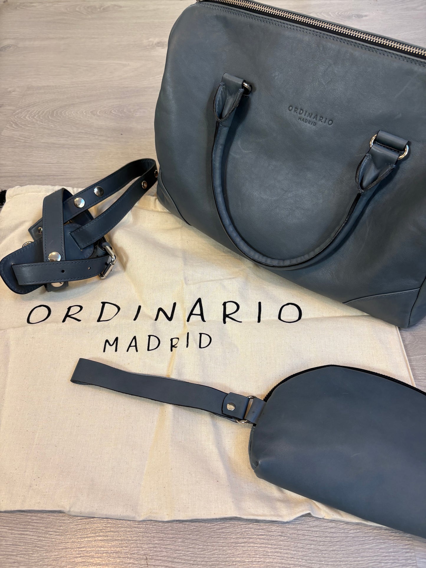ORDINARIO MADRID. Bolso piel azul doble asa