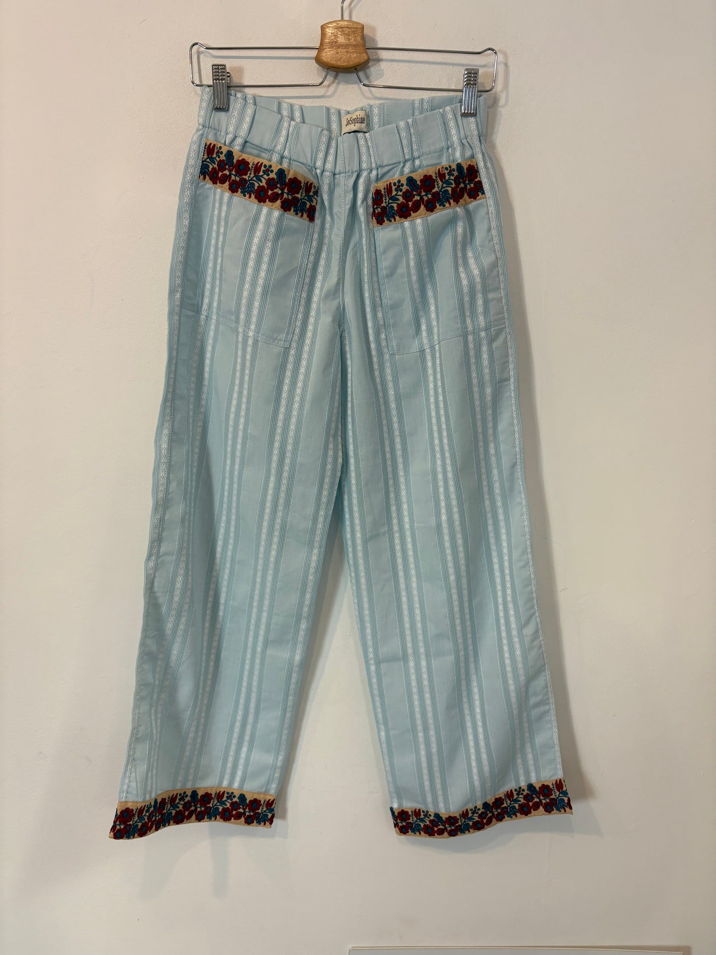 JOSEPHINE. Conjunto azul claro detalles bordados