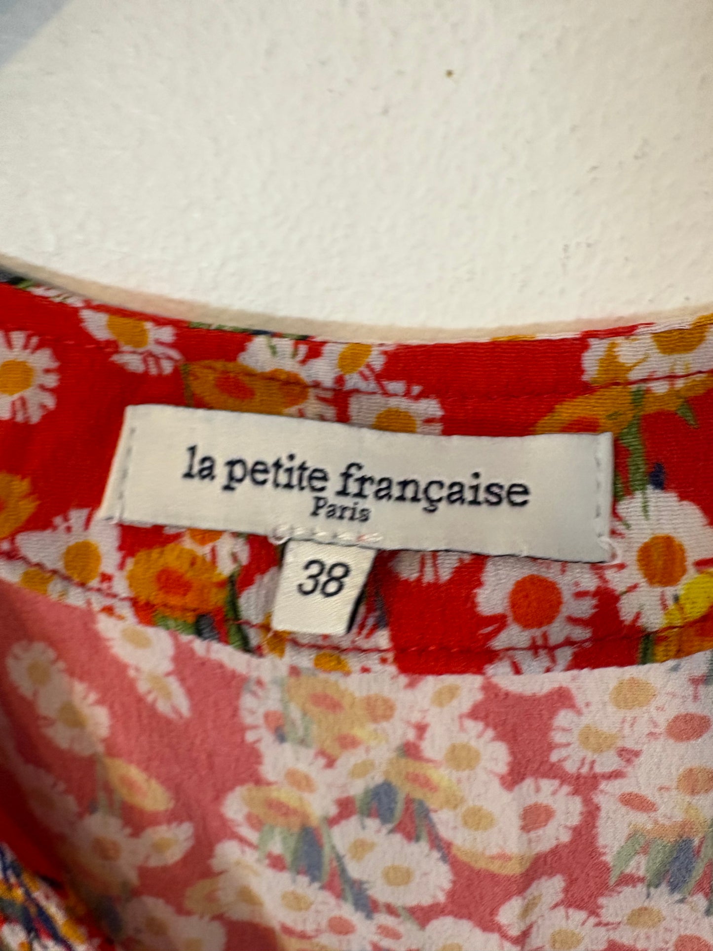 LA PETIT FRANCAISE. Vestido rojo fluido abotonado