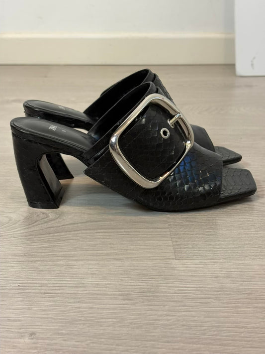 ZARA. Sandalias piel detalle tacón. T39