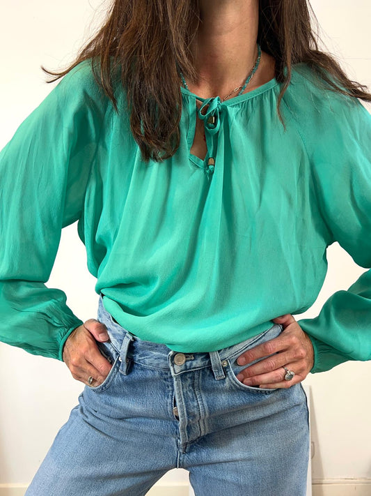 ÁNGELA DAVIS. Blusa verde con seda
