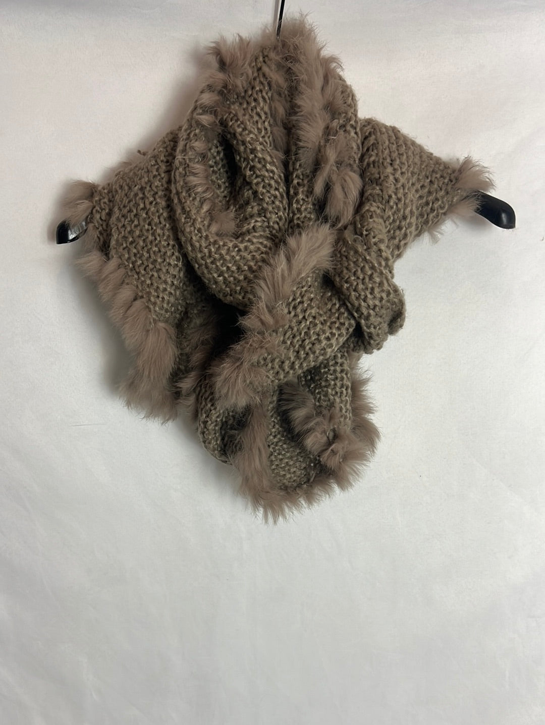 AÏTA. Cuello punto y pelo