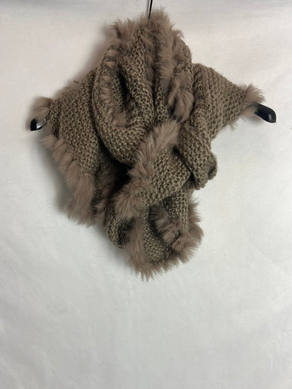 AÏTA. Cuello punto y pelo