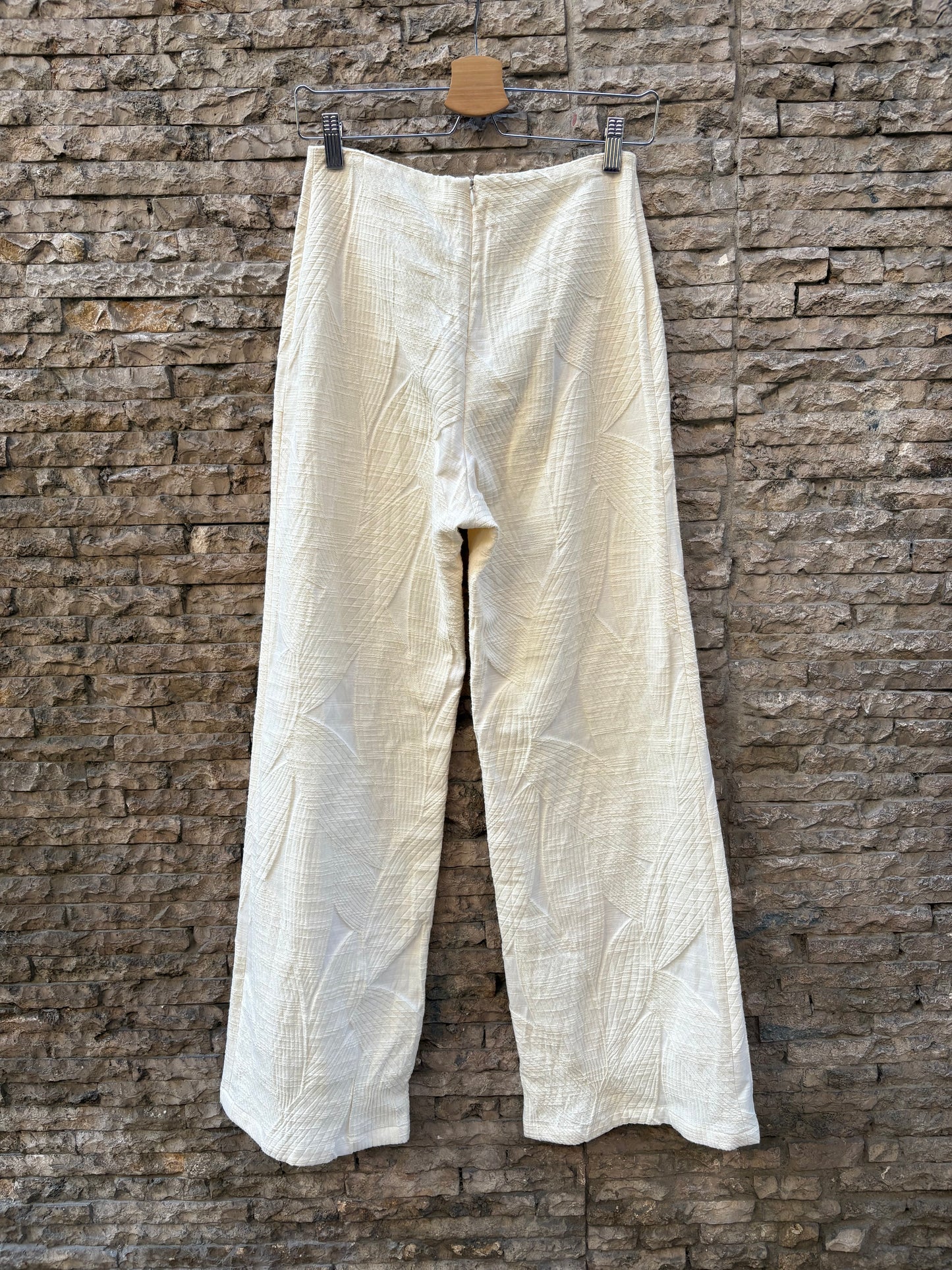 PANAMBI. pantalón textura en crudo