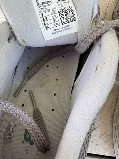 NEW BALANCE. Zapatillas modelo 2002R. T 40