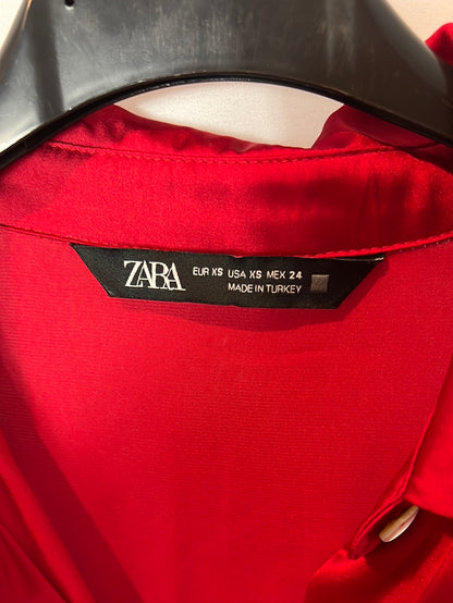 ZARA. Blusa color vino satinada.  T XS