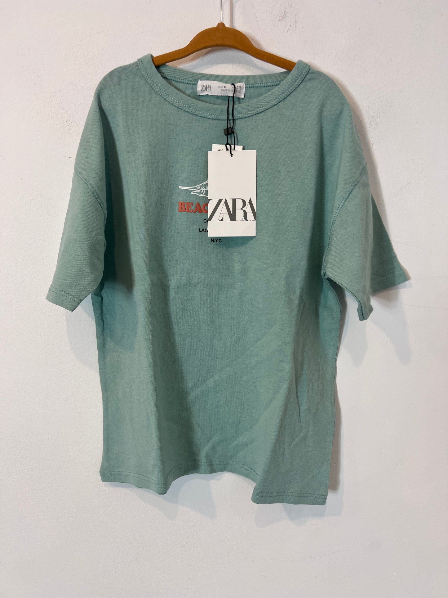 ZARA. Camiseta verde tiburón. T 6 años