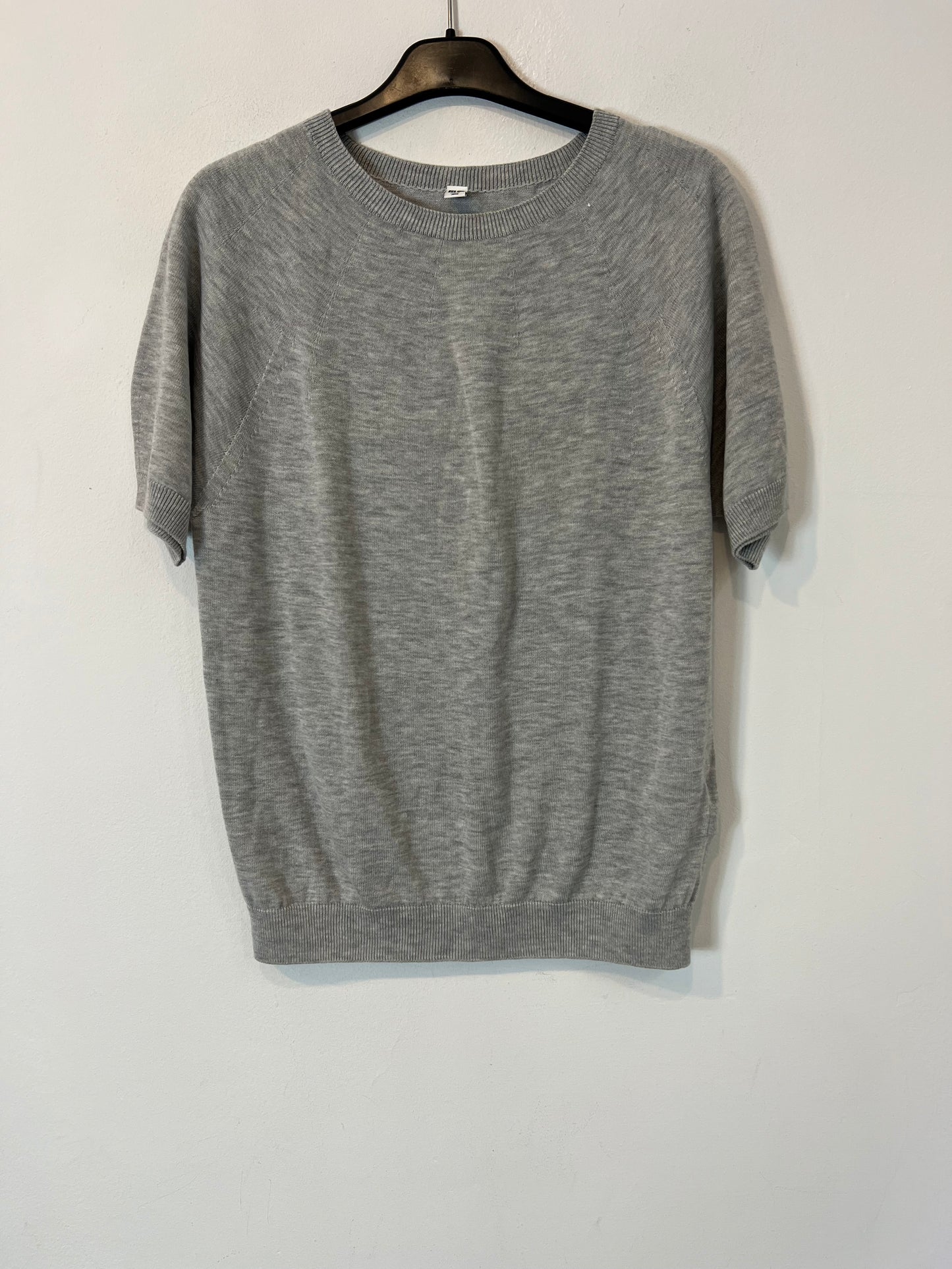 UNIQLO. Top punto gris T.xs