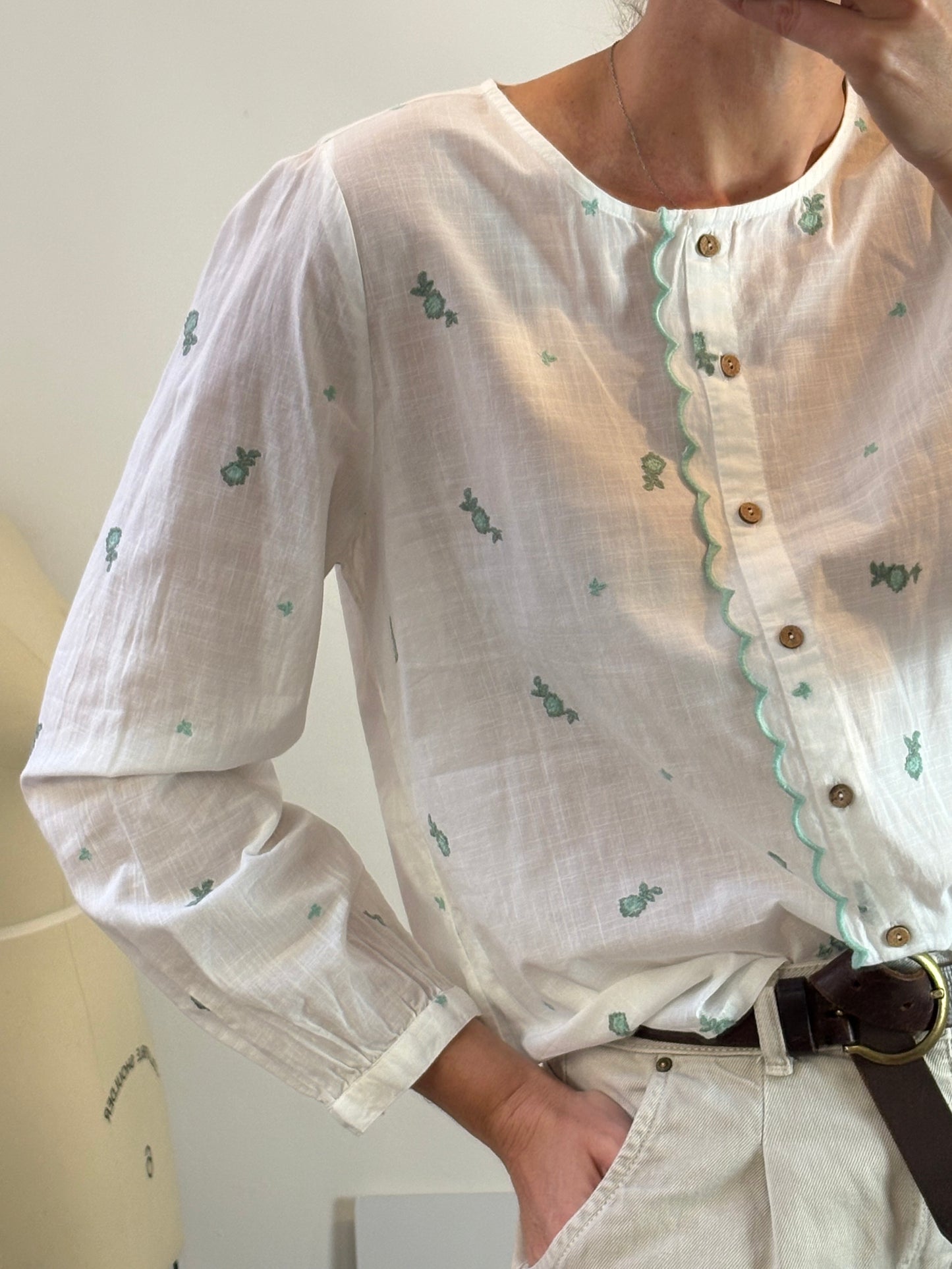 INDI & COLD. Blusa blanca algodón bordados