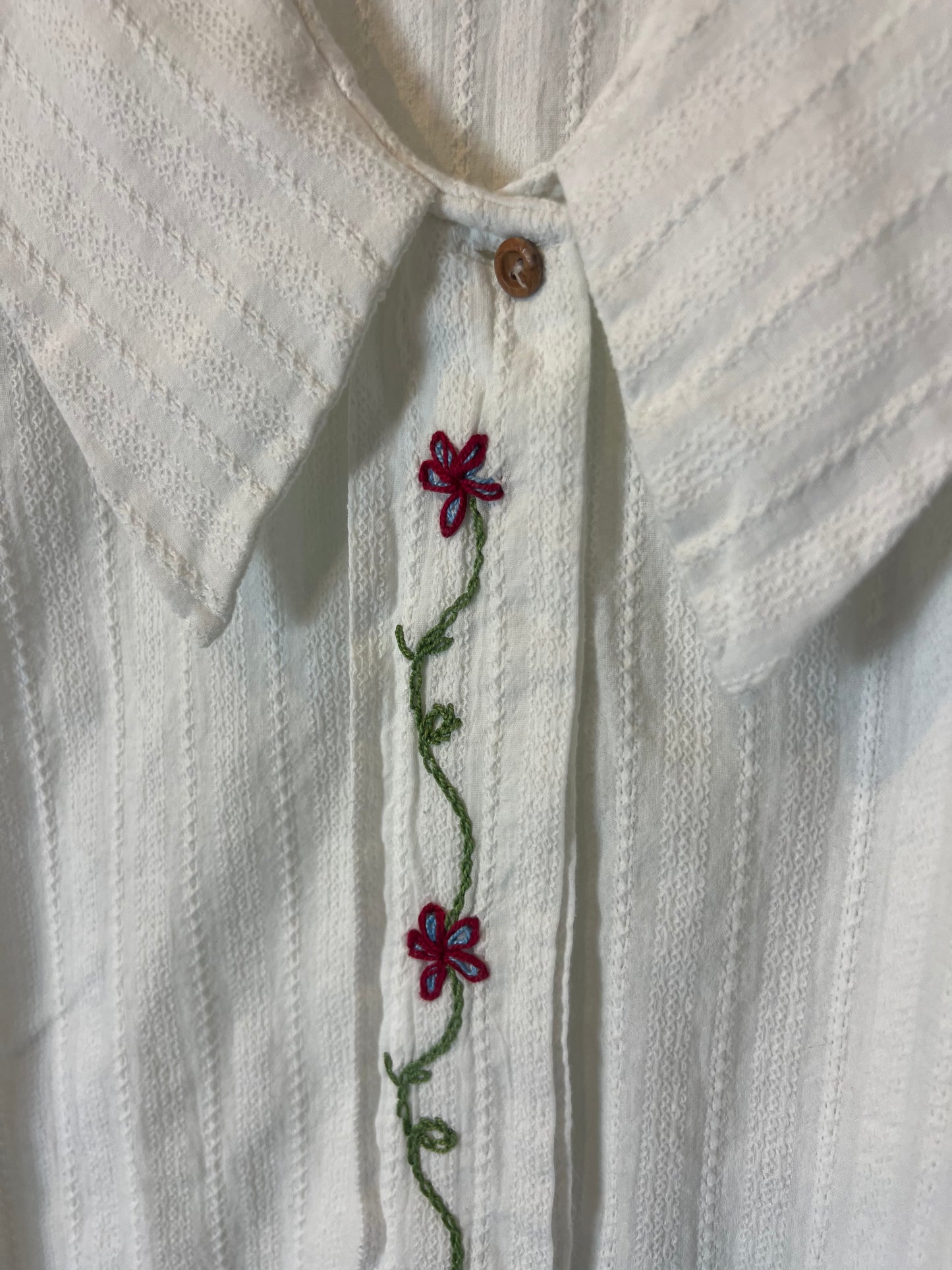 BIRINIT. Blusa blanca bordados. T S