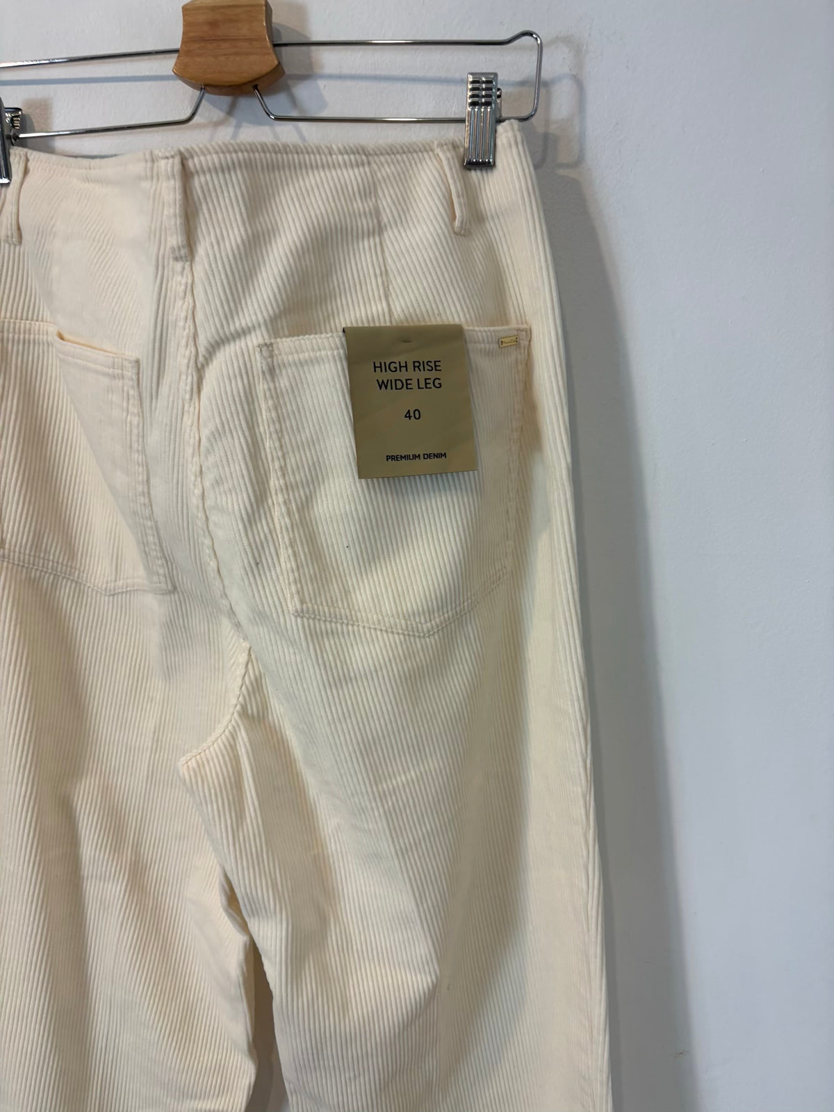 MASSIMO DUTTI. Pantalón pata ancha textura