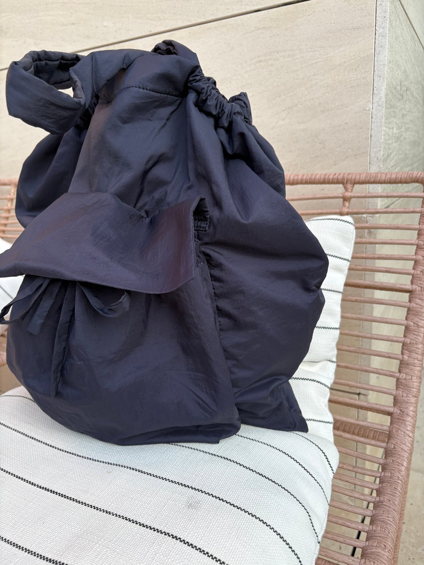 COS. Bolso azul shopper acolchado