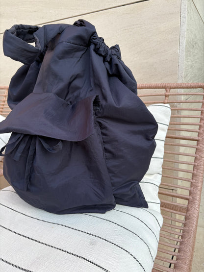 COS. Bolso azul shopper acolchado