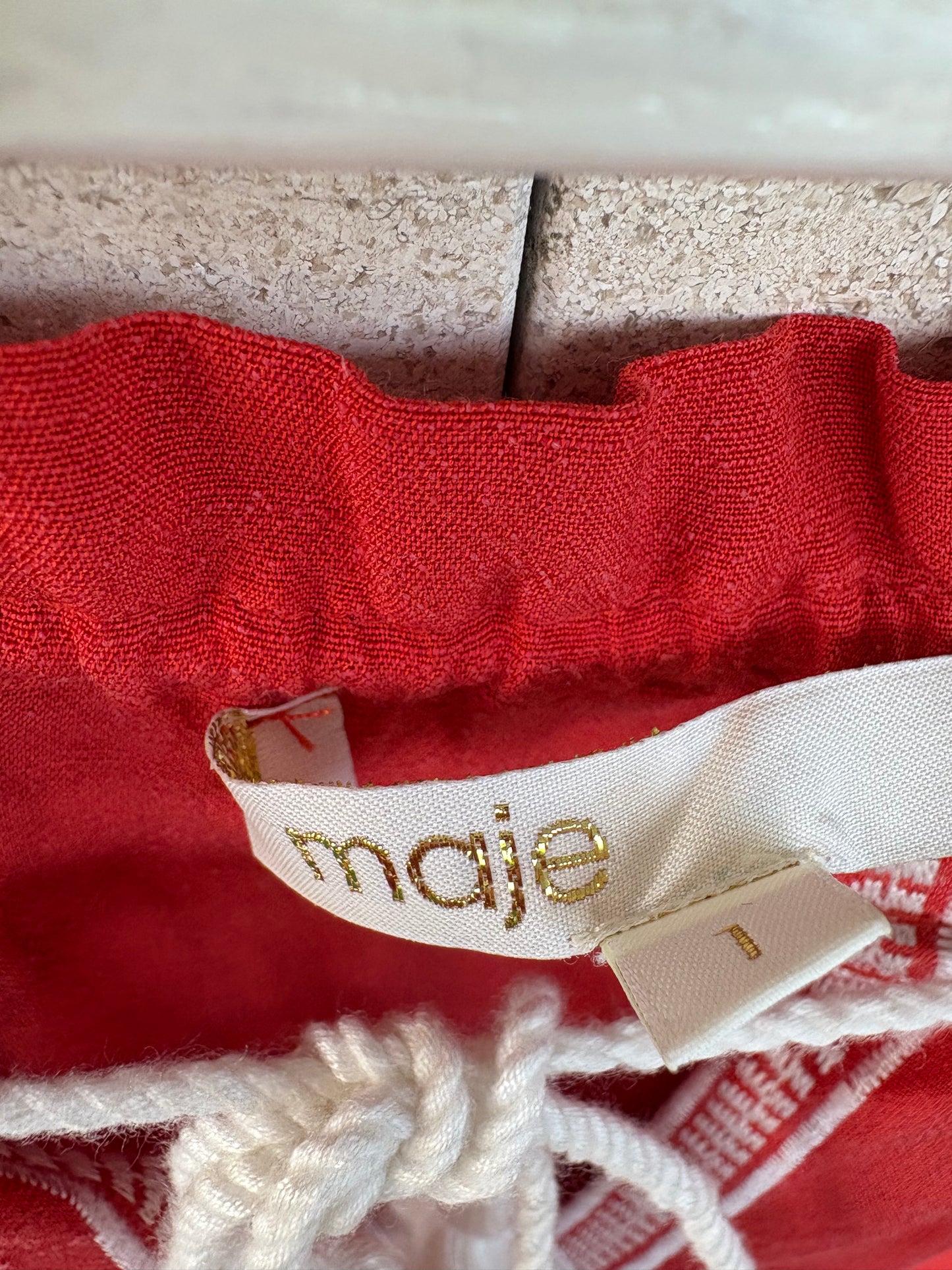 MAJE. Vestido corto rojo bordados. T 1 (S)