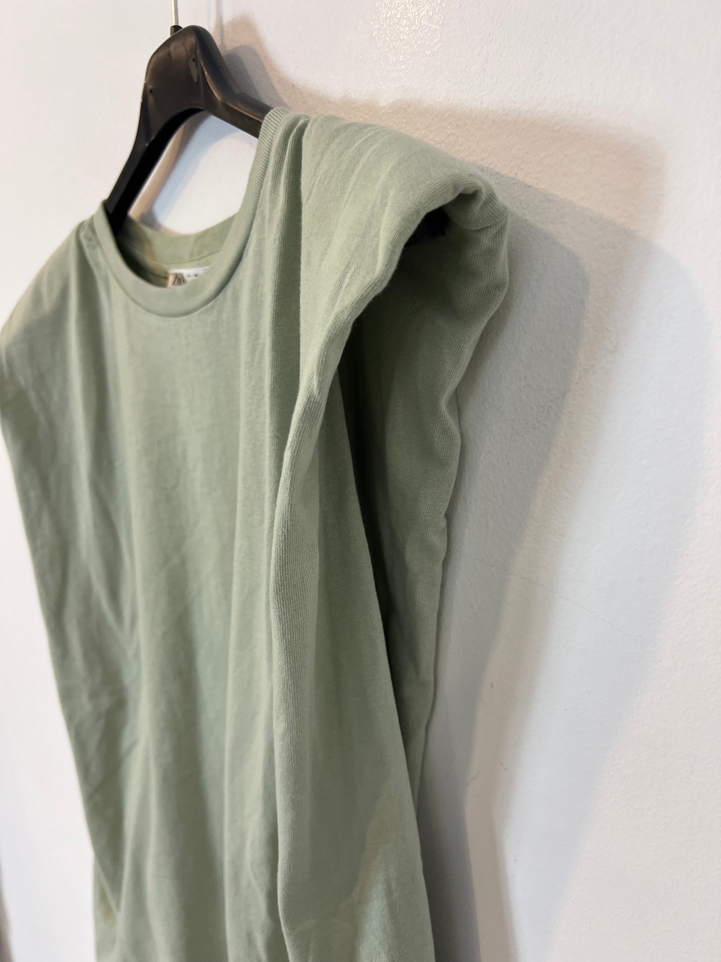 ZARA. Camiseta verde claro hombreras. T L