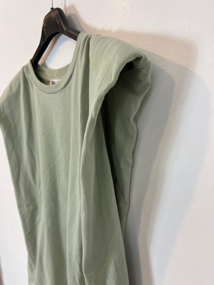 ZARA. Camiseta verde claro hombreras. T L