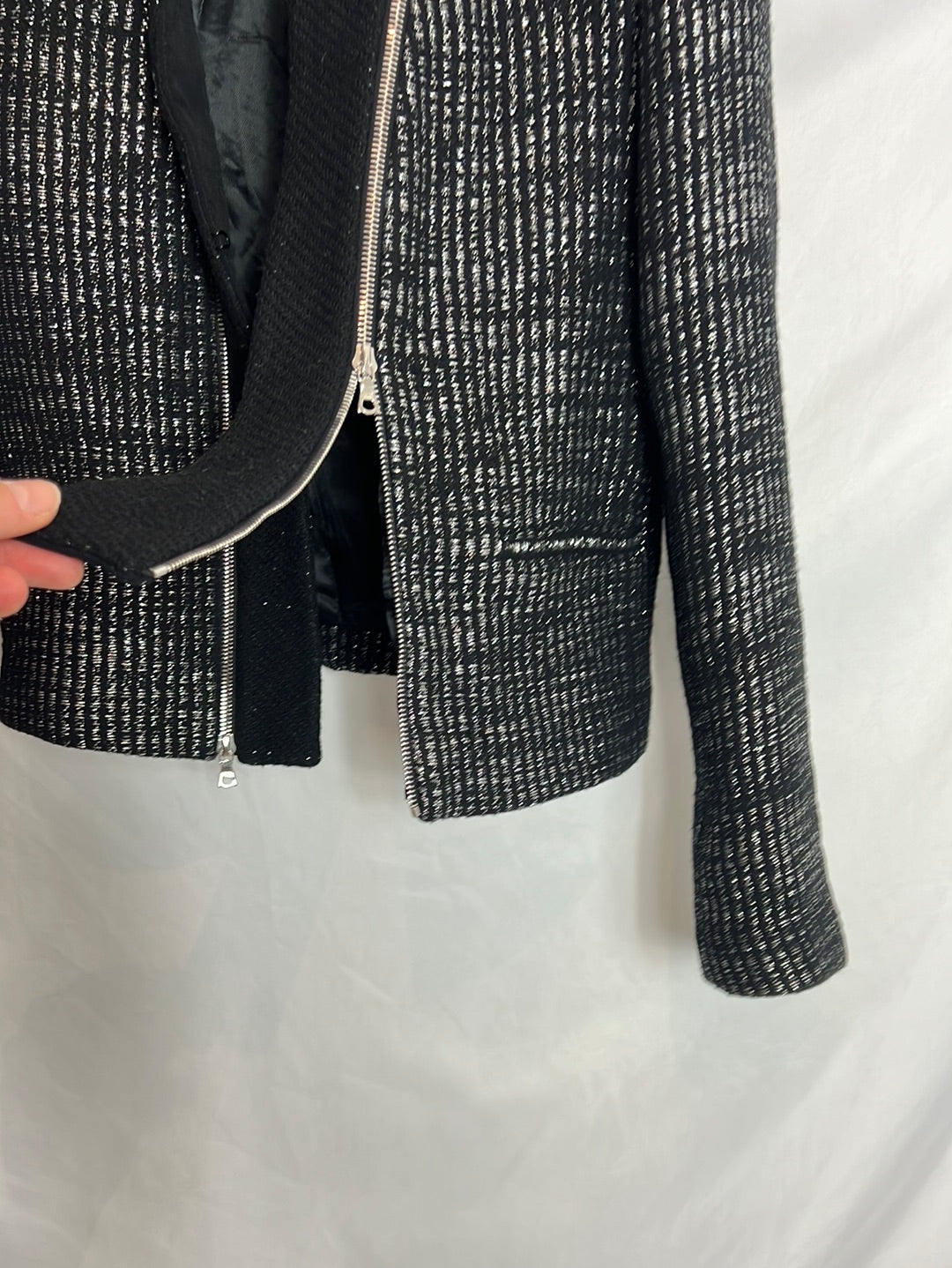 SANDRO. Chaqueta negra hilos plateados