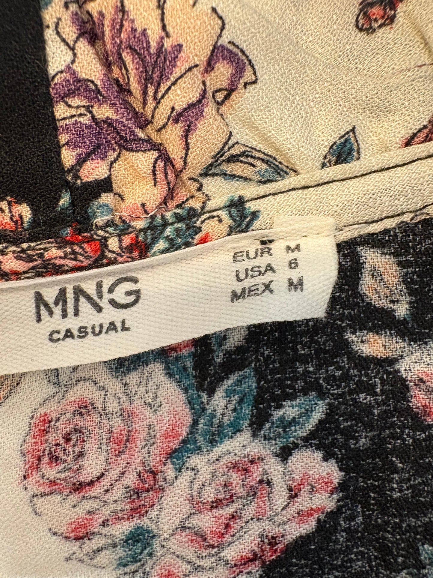 MANGO. Blusa estampada cuello pico