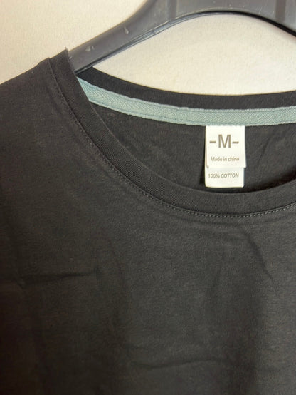 OTRAS. Camiseta negra letras. T M