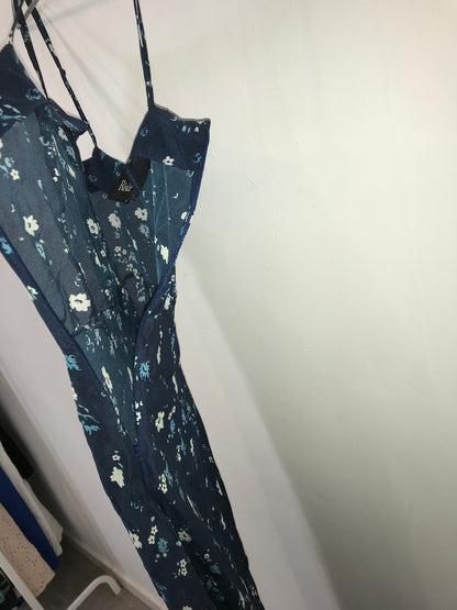 RÉALISATION. Vestido midi seda azul flores