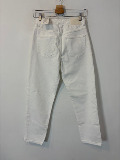 ZARA. Denim blanco mom fit